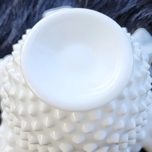 VINTAGE  RUFFLED  HOBNAIL MILK GLASS BOWL. - Picture 6 of 7